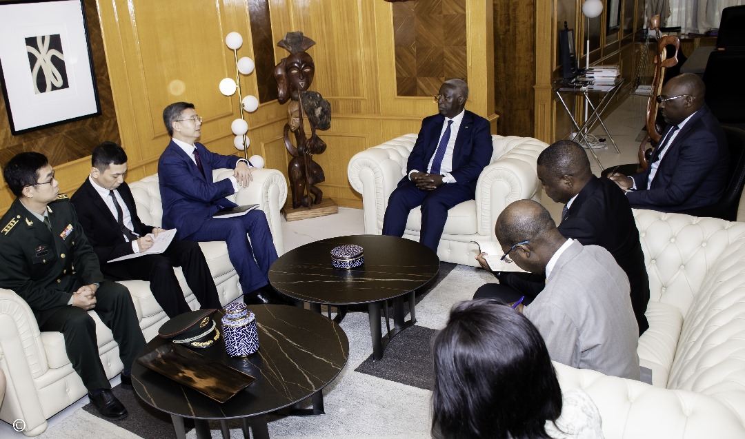Diplomatie : l’ambassadeur de Chine au Gabon fait ses adieux au Premier Ministre