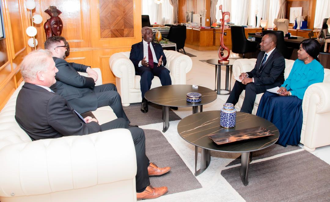 Rencontre entre le Premier Ministre Ndong Sima et l'Ambassadeur Suisse, Chasper Sarott